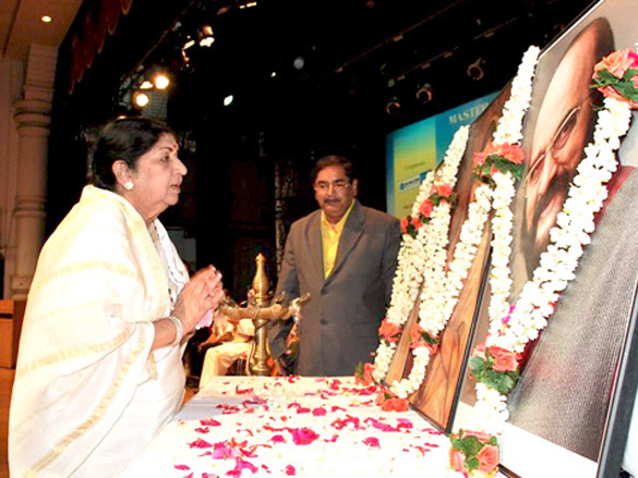 kajol receives dinanath mangeshkar puraskar award 6