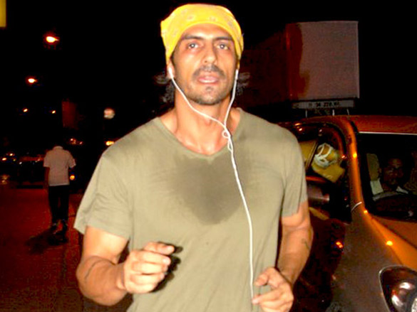 arjun rampal spotted jogging on carter road 2