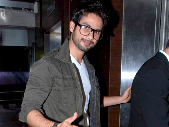 shahid kapoor watches kareenas we are family 4