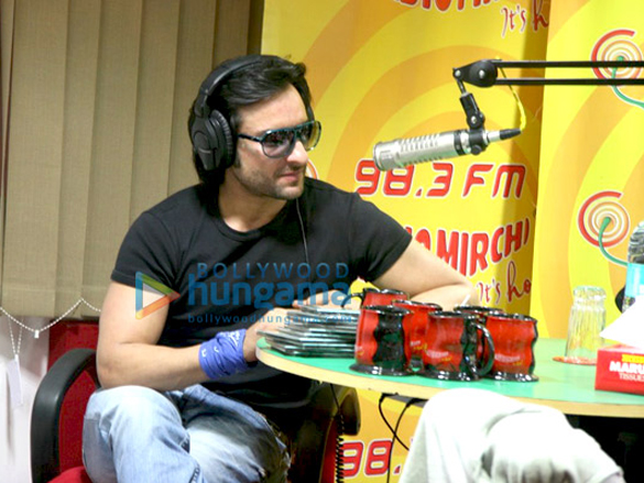 saif ali khan promotes love aaj kal at radio mirchi 2