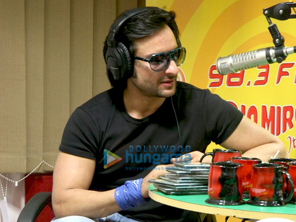 saif ali khan promotes love aaj kal at radio mirchi 4