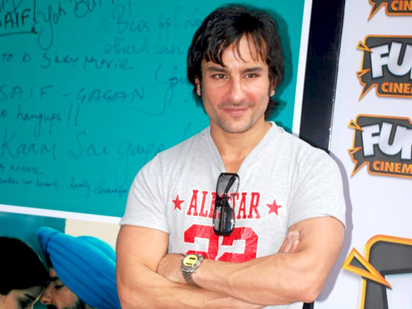 saif ali khan promotes love aaj kal at shoppers stop 5