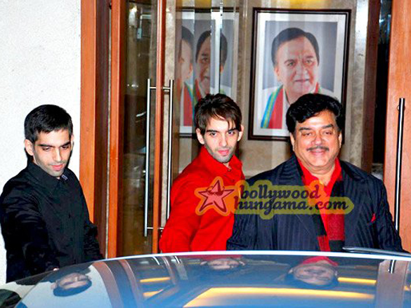 sanjay dutt celebrates 1st wedding anniversary 22
