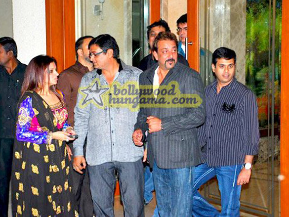 sanjay dutt celebrates 1st wedding anniversary 25