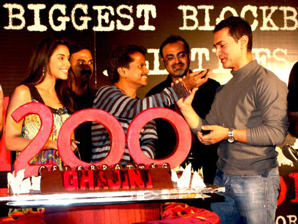 the cast and crew of ghajini celebrate the films 200 crores collections worldwide 3