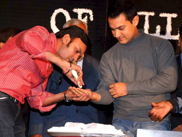the cast and crew of ghajini celebrate the films 200 crores collections worldwide 44