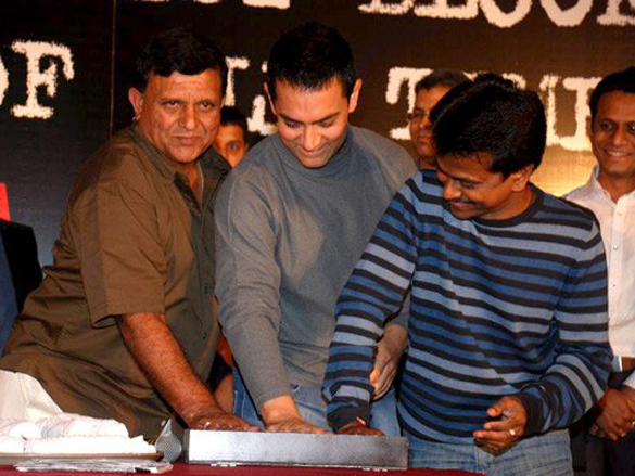 the cast and crew of ghajini celebrate the films 200 crores collections worldwide 45