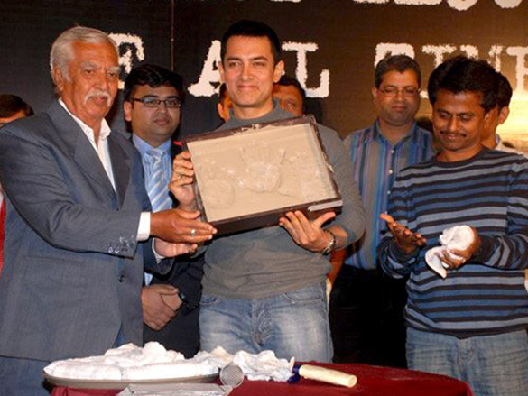 the cast and crew of ghajini celebrate the films 200 crores collections worldwide 49