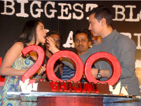 the cast and crew of ghajini celebrate the films 200 crores collections worldwide 64