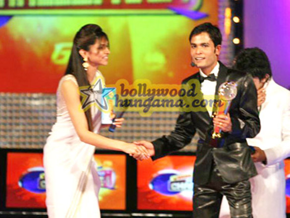 akshay kumardeepika padukone grace the saregama finale 4