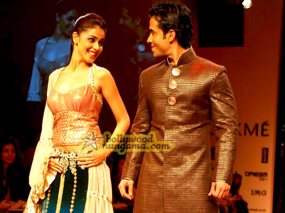 tushargenelia walk for manish malhortra show at lakme india fashion week 2009 16