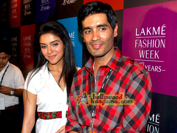 tushargenelia walk for manish malhortra show at lakme india fashion week 2009 26