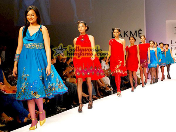 mona singhsonakshi walk for pallavi at lakme india fashion week 2009 4