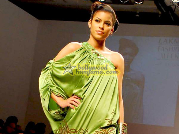mona singhsonakshi walk for pallavi at lakme india fashion week 2009 12