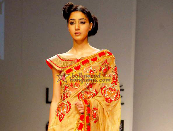 mona singhsonakshi walk for pallavi at lakme india fashion week 2009 14