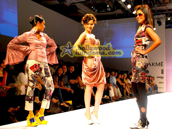 mugdha godse walks for narendra kumar show at lakme india fashion week 09 18