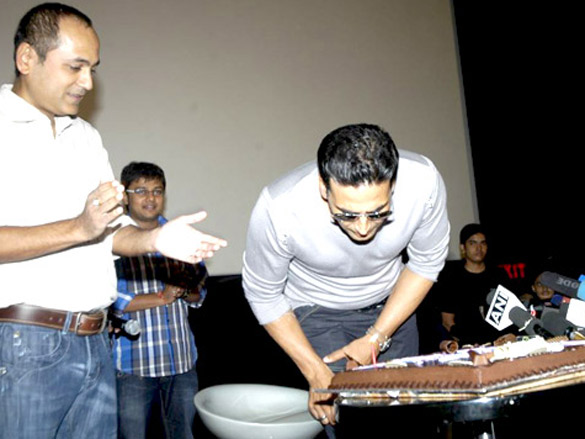 akshay kumar unveils action replayy first look on his birthday 3