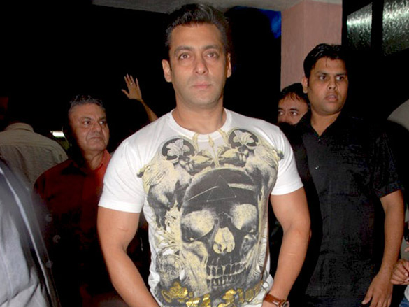 aamir khan and karisma kapoor watch salman khans dabangg 8