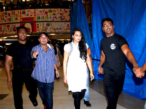 salman khan at inorbit mall hyderabad promoting dabangg 8