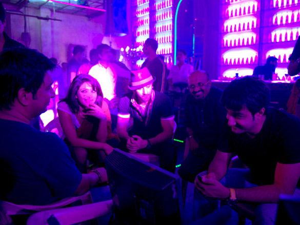 on the sets of anjaana anjaani 8