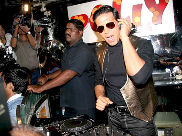 akshay kumar promotes action replayy at polyesther disc 4