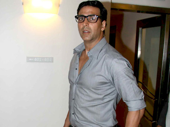 akshay kumar promotes action replayy at polyesther disc 9