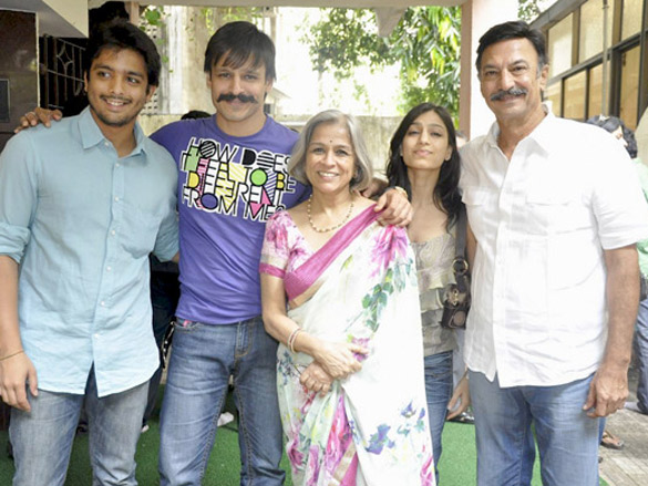 vivek oberoi watches rakht charitra i with his family 2