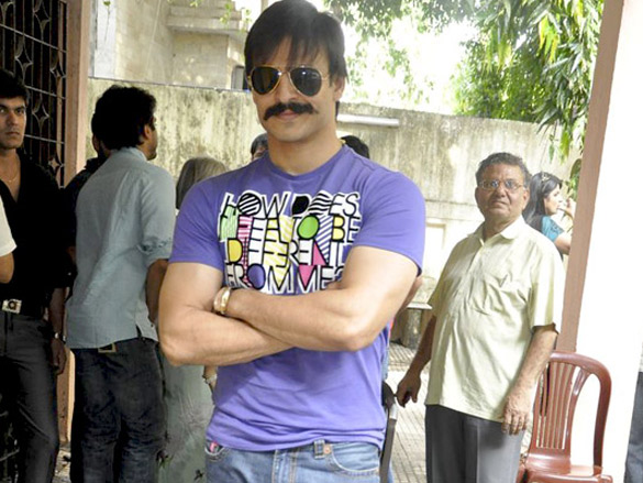 vivek oberoi watches rakht charitra i with his family 7