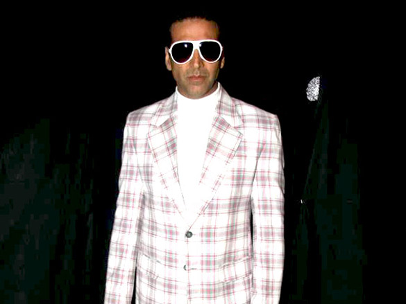akshay and neha promote action replayy on kaun banega crorepati 4 4