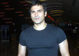 Arbaaz quietly hands over Rs.1.5 lakh cheque to Raziya Begum’s kin