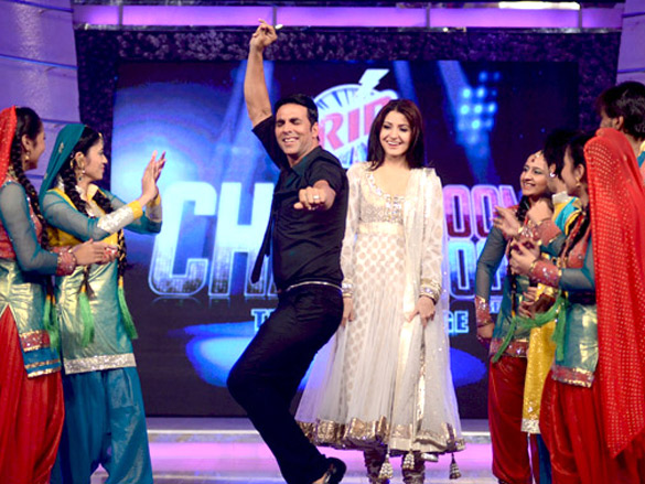 akshay kumar and anushka charm on chak dhoom dhoom 2
