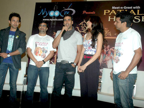 akshay and anushka promote patiala house at nyoo tv event 6