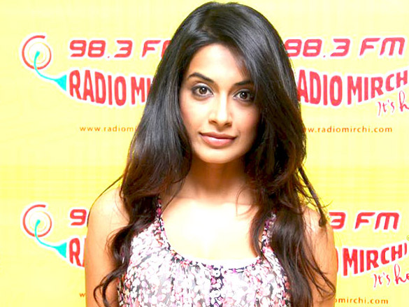 sarah jane dias promotes her film game on 98 3 fm radio mirchi 6