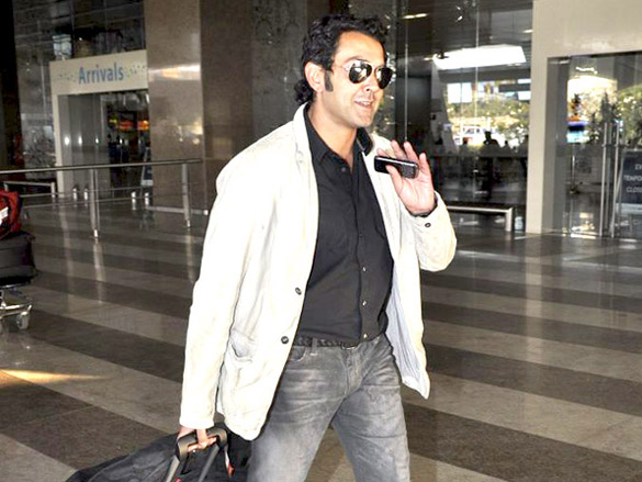bobby deol returns to mumbai after promoting yamla pagla deewana in delhi 6
