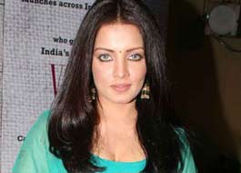 Celina Jaitly injures her hand