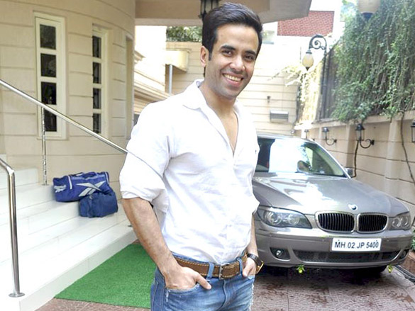 tusshar and preeti promote shor in the city on holi day 8