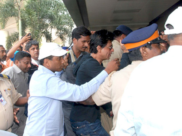 shahrukh khan and priyanka chopra return to mumbai after the shoot of don 2 in berlin 7