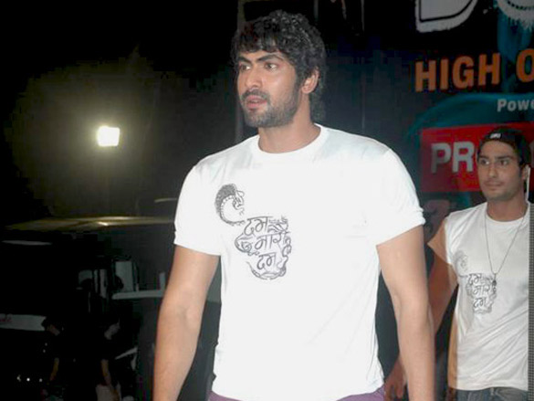 abhishek bachchan promotes dum maaro dum at no smoking concert 8