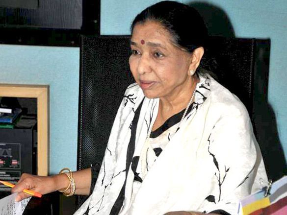 asha bhosle records a song for the film neil ko pakadna 5