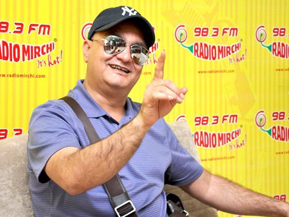vinay pathak promotes bheja fry 2 on 98 3 fm radio mirchi 6
