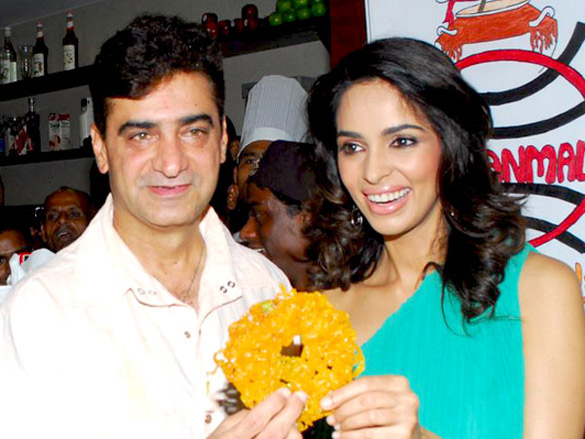 mallika sherawat promotes double dhamaal at puranmal 3
