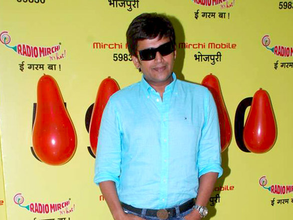 ravi kissen launches bhojpuri mirchi mobile 3