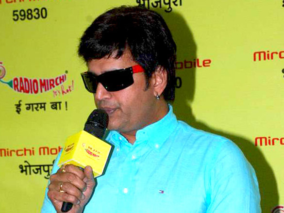 ravi kissen launches bhojpuri mirchi mobile 4