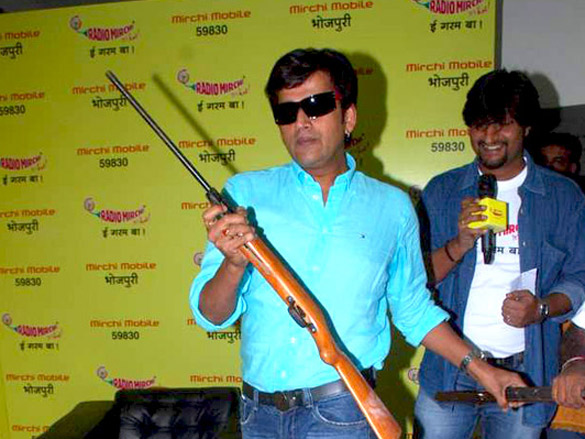 ravi kissen launches bhojpuri mirchi mobile 6