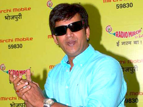 ravi kissen launches bhojpuri mirchi mobile 7
