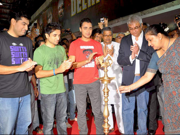 delhi belly cast unveil akp t shirts at garment fair 2