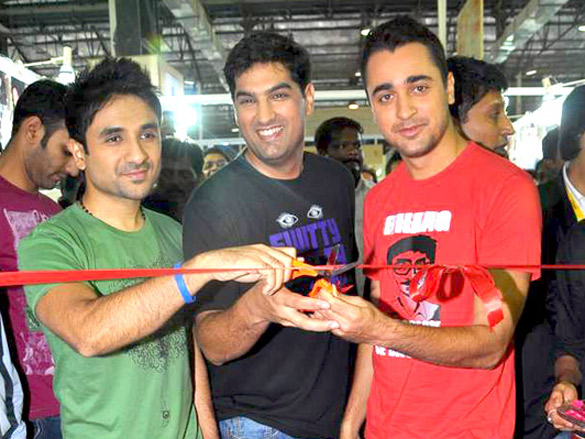 delhi belly cast unveil akp t shirts at garment fair 4