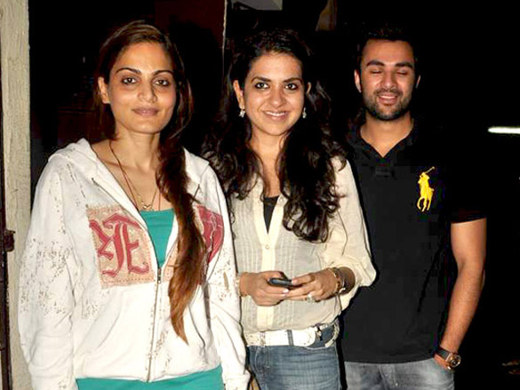 special screening of zindagi na milegi dobara for salim khan and family 8