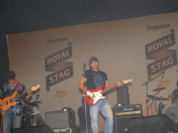 saif ali khan performs at seagrams royal stag mega music concert 3