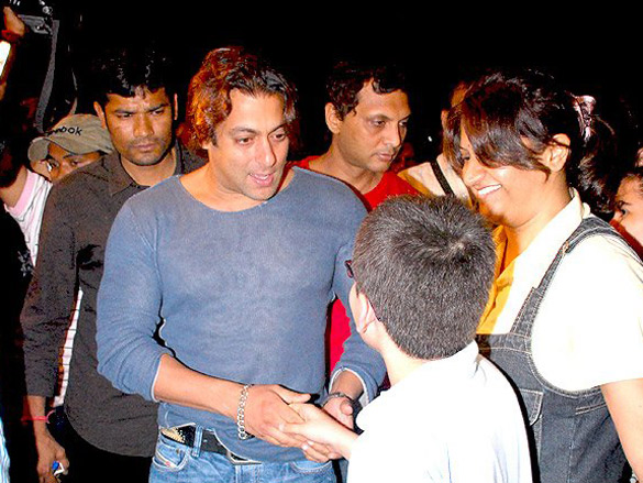 salman khan promotes yuvvraaj with the kids of sukun park 5